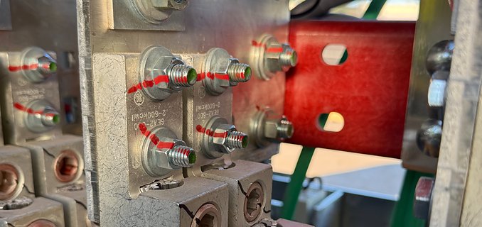 Bolted bus connections on energized switchgear